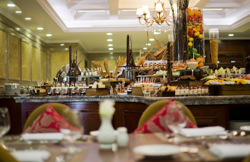 Warwick Doha Hotel Exterior photo The buffet at the hotel